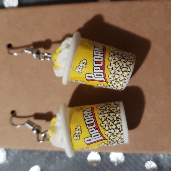 Novelty Popcorn bucket earrings - Picture 2 of 3
